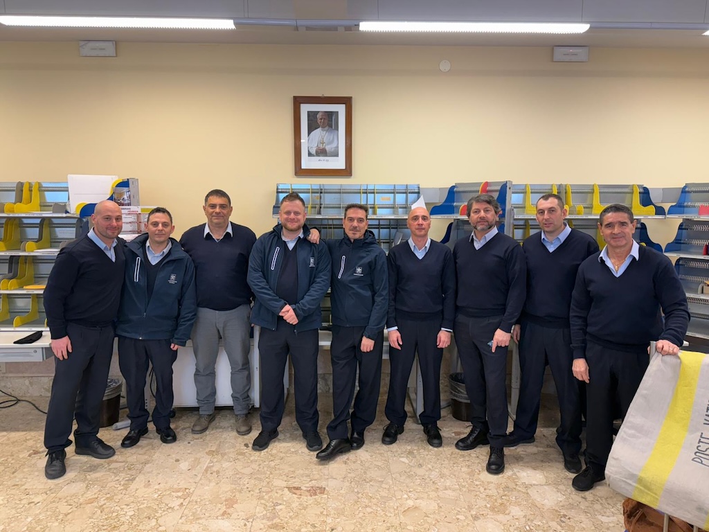 A colloquio con due postini del Servizio Poste e Filatelia del Governatorato 